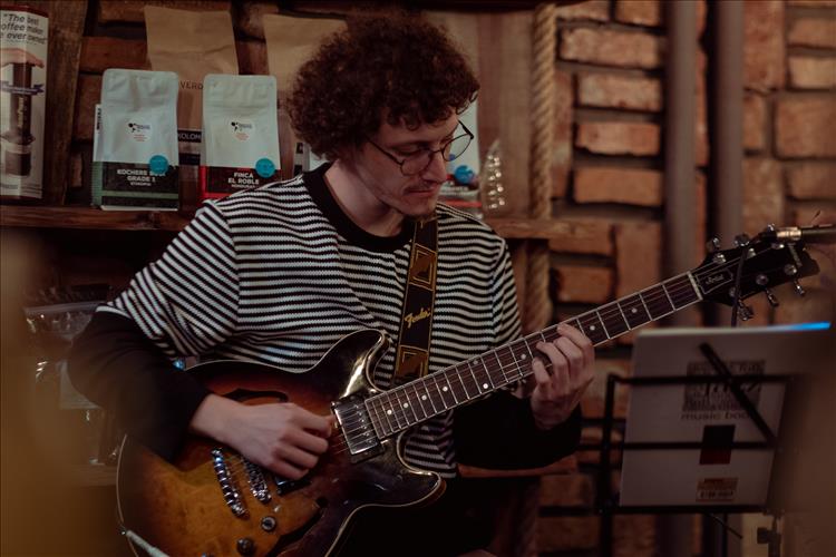 tapping-licks