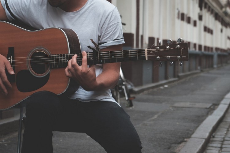guitar-finger-picking-lesson