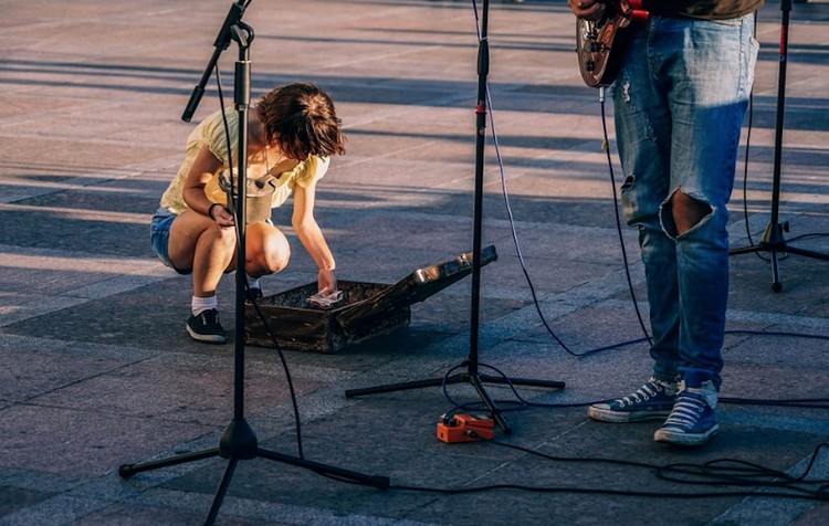 bass-strumming-technique