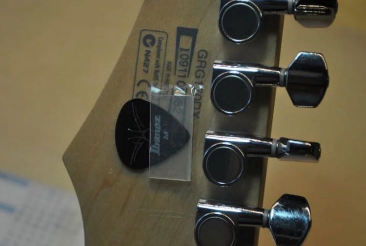 guitar-pick-holder