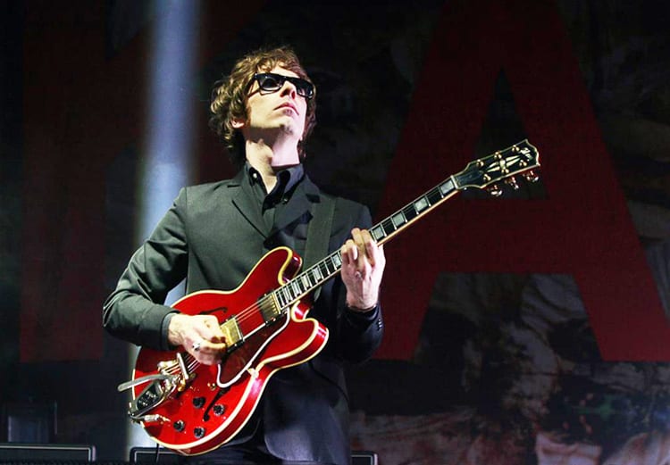 how to strum the guitar 