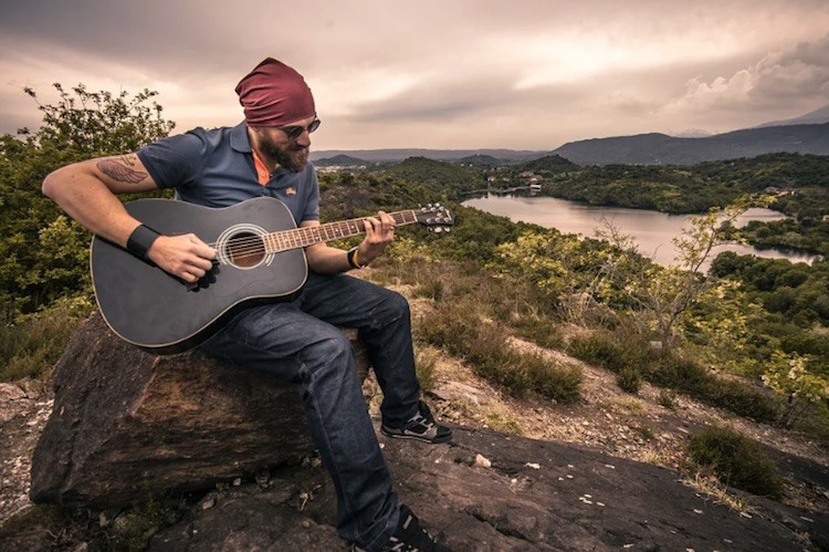 How-to-play-folk-songs-on-guitar