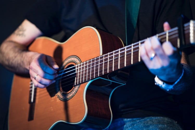 travis-picking-lesson