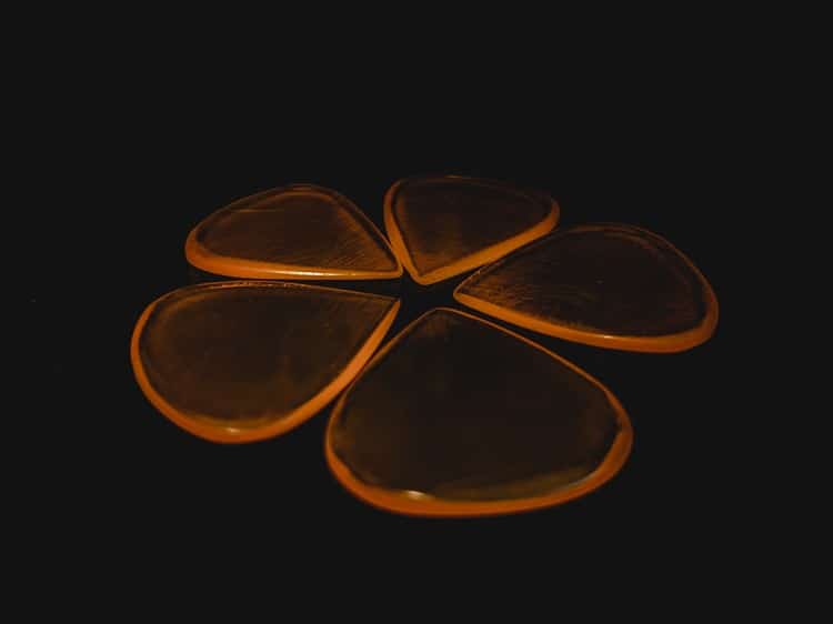 How-to-choose-a-guitar-pick