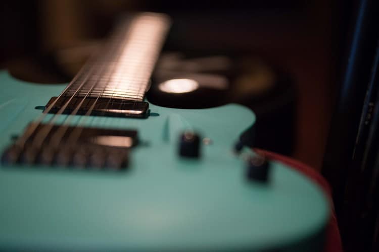 travis-guitar-picking-lesson