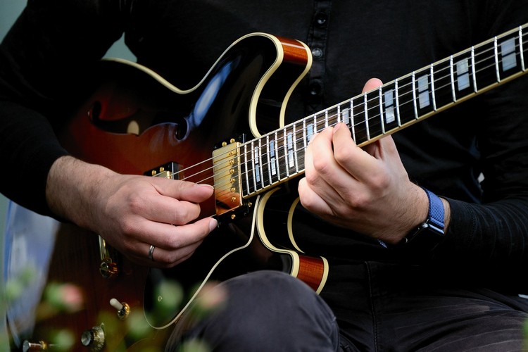 How-to-choose-a-guitar-pick