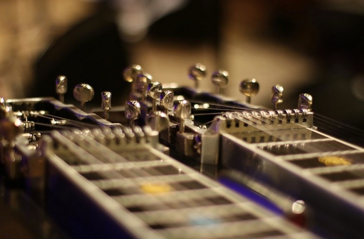 Alternating-bass-strumming
