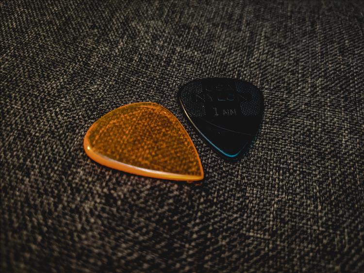 guitar-plectrum-thickness