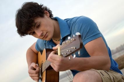 how to hold a guitar pick 